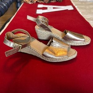 Clarks Petrina Selma Soft Gold leather espadrille wedges SZ 9.  3" height